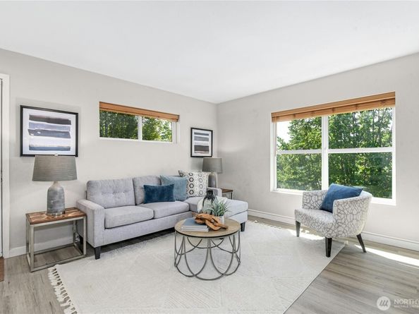 1698 25th Place NE 304, Issaquah WA 98029