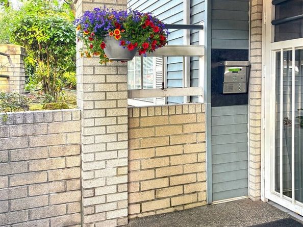 909 N 35TH Street 402, Seattle WA 98103