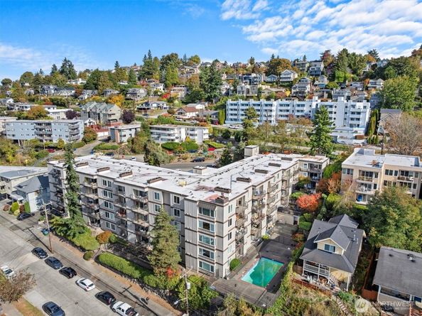 2253 Gilman Drive W 104, Seattle WA 98119