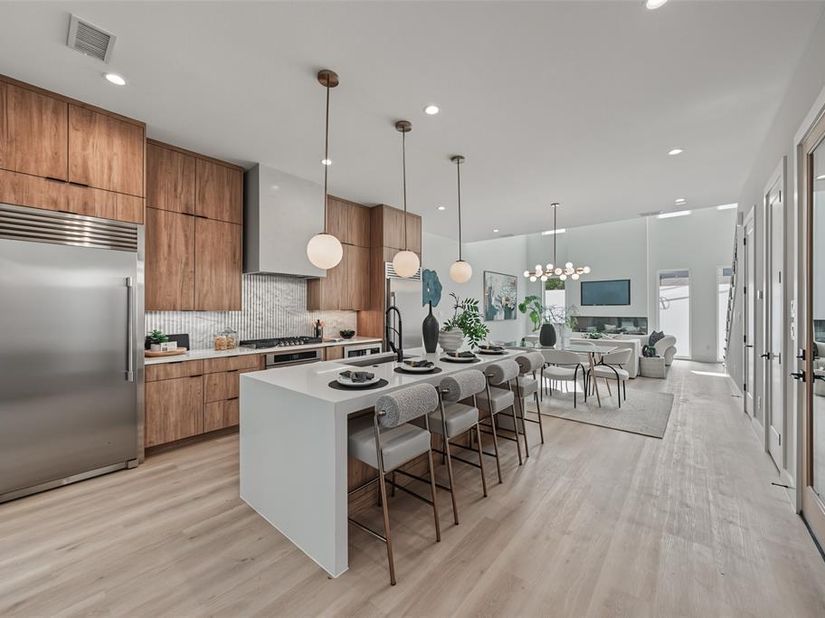 822  Duluth Street , Dallas Texas 75212