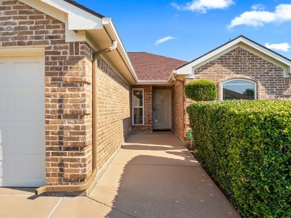 2736  Ensenada Lane , Fort Worth Texas 76108