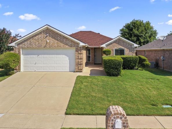 2736  Ensenada Lane , Fort Worth Texas 76108