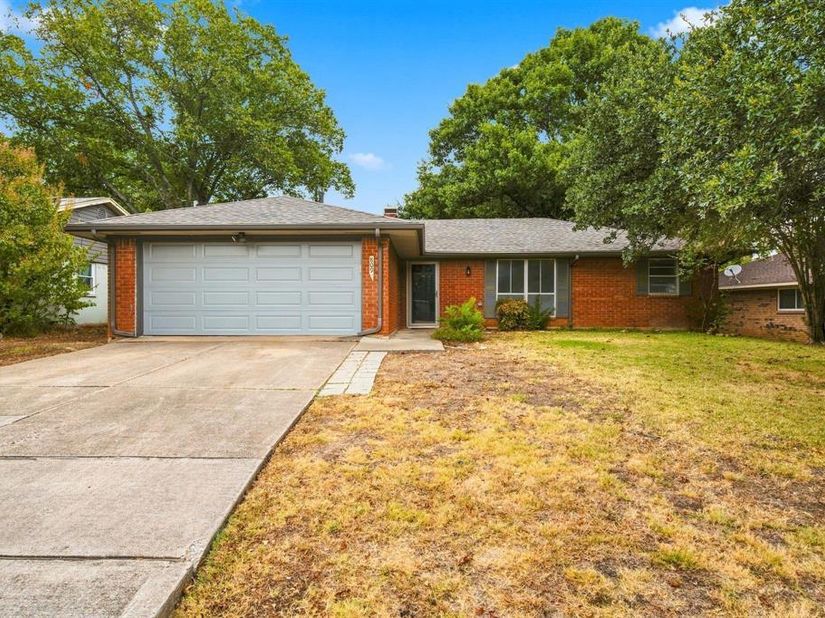 809 S Atkerson Lane , Euless Texas 76040