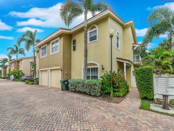 1251 NE 32nd St, Oakland Park FL 33334