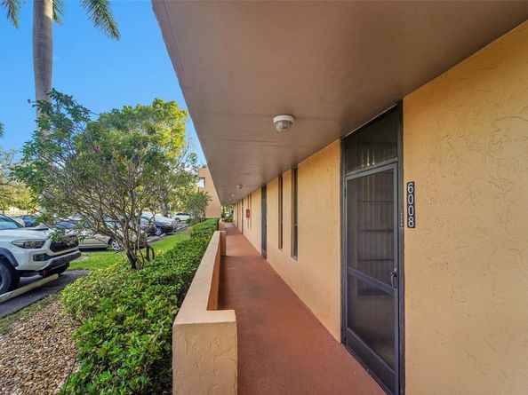 6008 Coral Lake Dr 108, Margate FL 33063