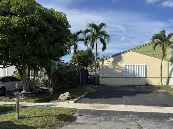 7165 SW 11th Ct, North Lauderdale FL 33068