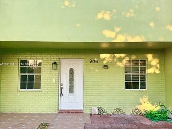 906 SW 74th Avenue