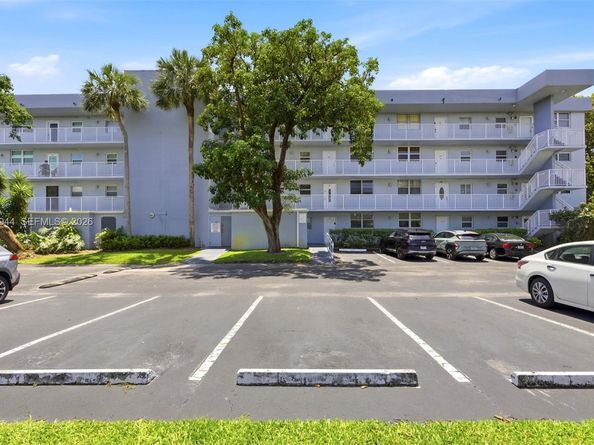 111 Royal Park Drive 2E, Oakland Park FL 33309