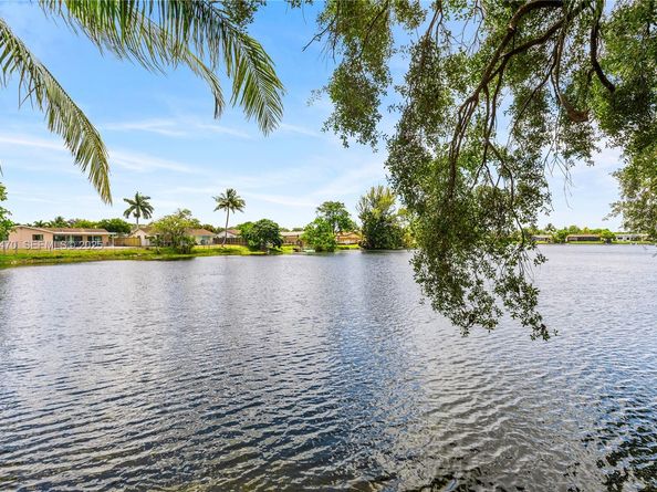 8956 Palm Tree Lane 8956, Pembroke Pines FL 33024