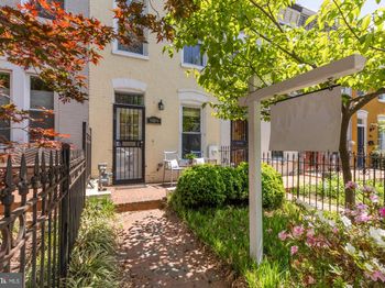 909 8TH Street NE