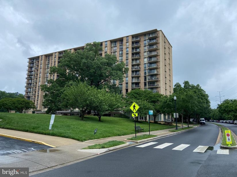 4600 S Four Mile Run Drive 827, Arlington VA 22204