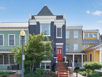 1233 E St SE