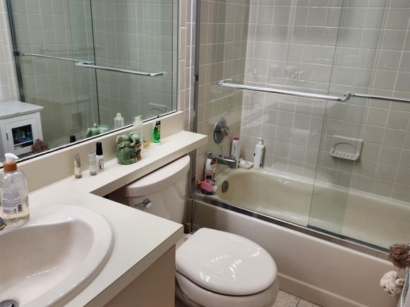 137 Cottonwood St, Jersey City NJ 07305