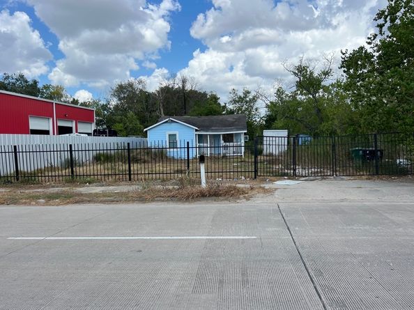 6513 Airport Boulevard, Houston TX 77048