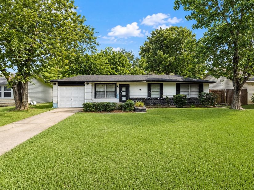 5935 Glenhurst Drive, Houston TX 77033