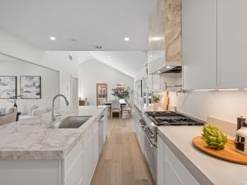 1011 W Cottage Street