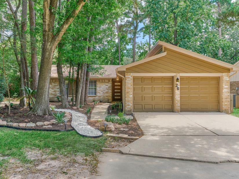 26 W Broken Oak Court, The Woodlands TX 77381