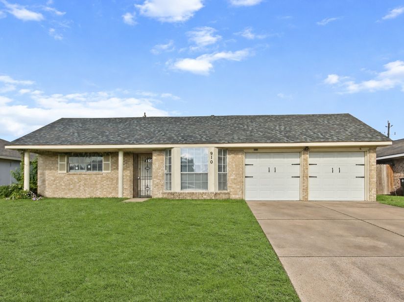 910 Centerwood Drive, Houston TX 77013