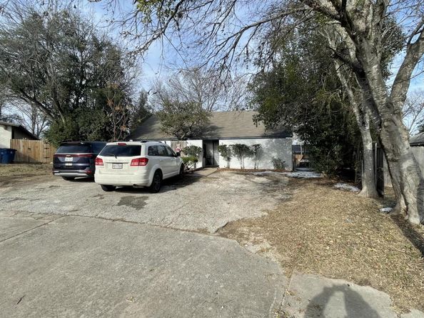 806 Plumpton DR A, Austin TX 78745