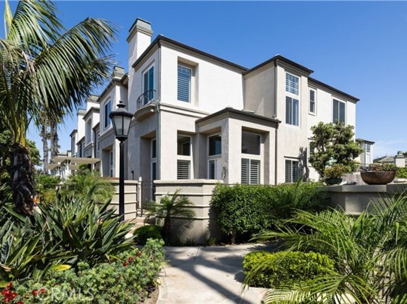 19427 Surfset, Huntington Beach CA 92648