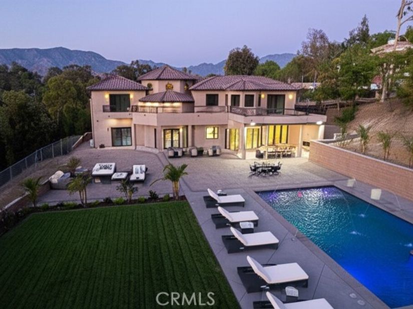 10521 Mary Bell Avenue, Burbank CA 91040