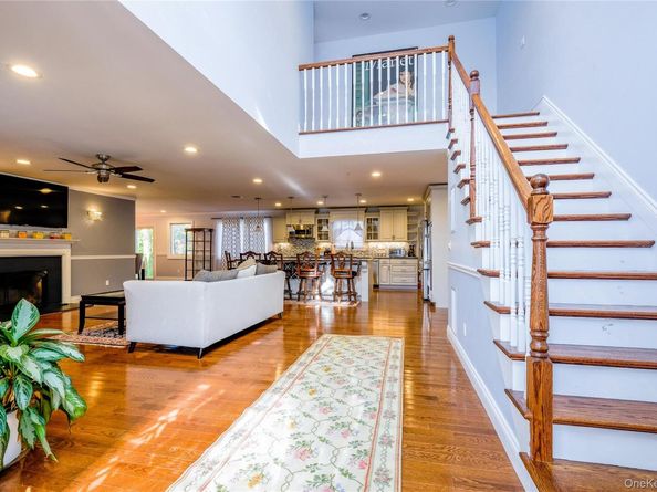 752 Kensington Court, Westbury NY 11590