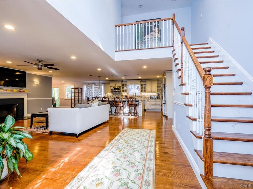752 Kensington Court, Westbury NY 11590