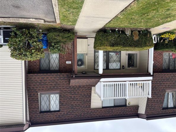 100 S Cambridge Drive S 100, Copiague NY 11726