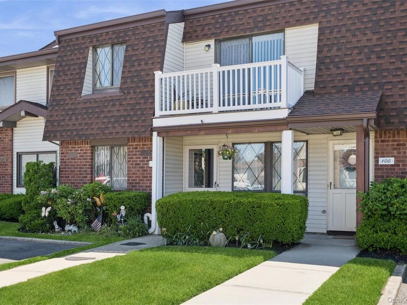 100 S Cambridge Drive S 100, Copiague NY 11726