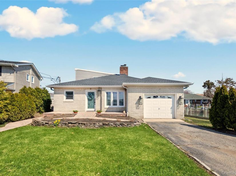 2 E Lido Prom, Lindenhurst NY 11757