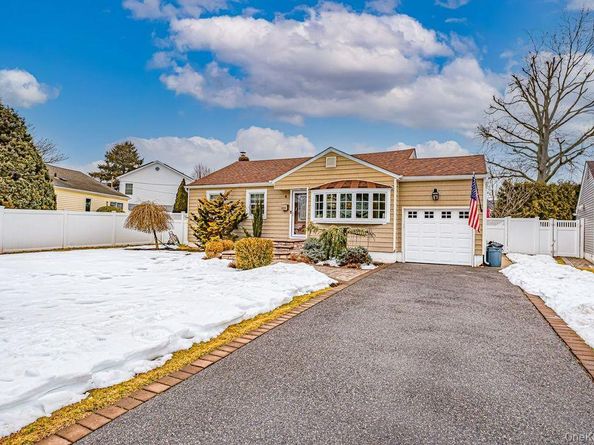 4 Hollyberry Road, Plainview NY 11803