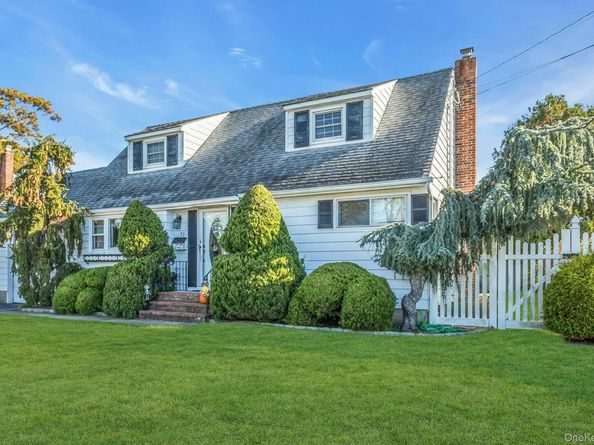 17 Linwood Place, Massapequa Park NY 11762
