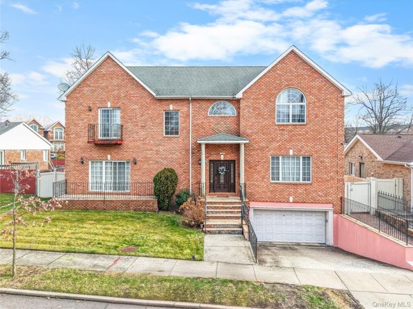 66-19 Commonwealth Boulevard, Little Neck NY 11362