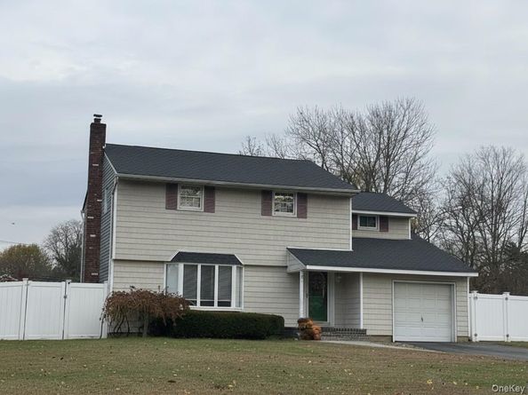 18 Diane Lane, East Northport NY 11731