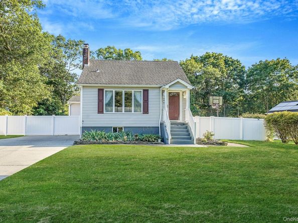 6 Cedar Oaks Avenue, Farmingville NY 11738