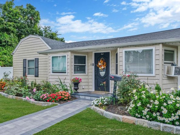 62 Bayside Avenue, Amity Harbor NY 11701