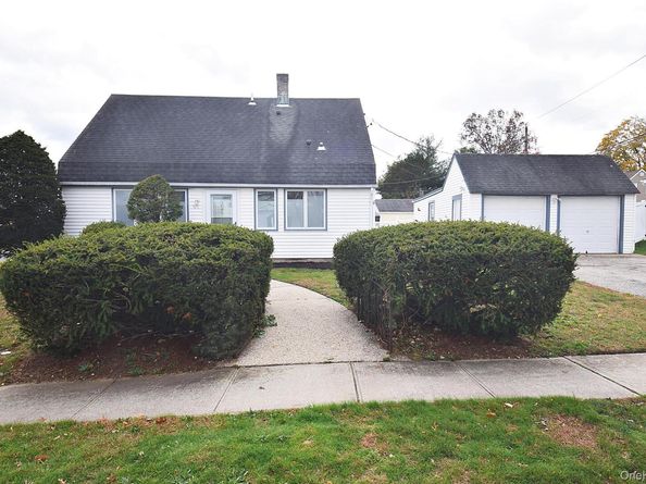 87 Parkside Drive N, Levittown NY 11756