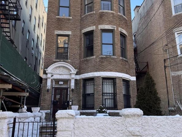 907 Summit Avenue, Bronx NY 10452