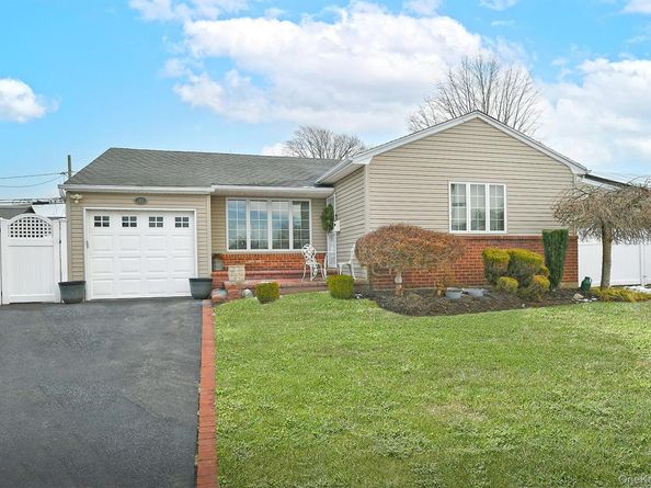 18 Vassar Lane, Hicksville NY 11801