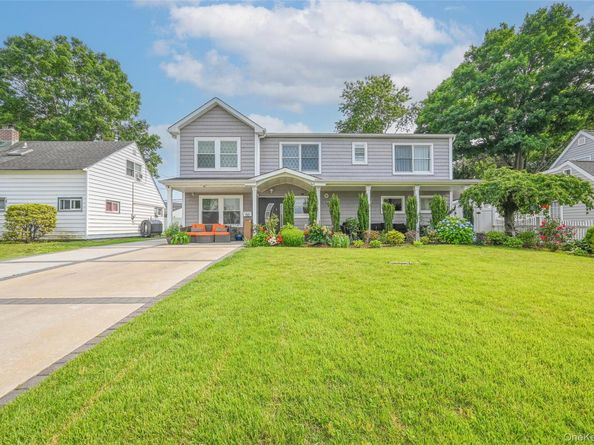 86 S Cabot Lane, Westbury NY 11590