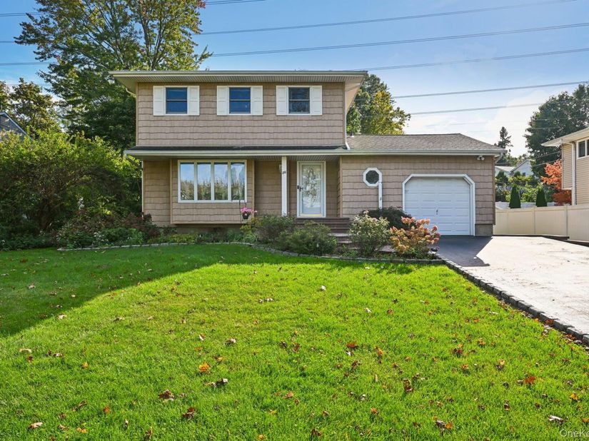 26 Falcon Drive, Hauppauge NY 11788