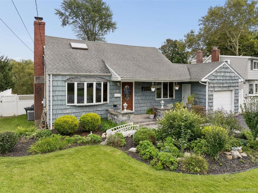 143 Deer Lake Drive, North Babylon NY 11703