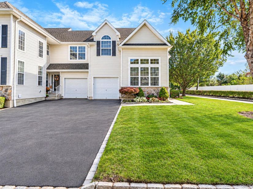 1 Grand Canyon Court, Bohemia NY 11716