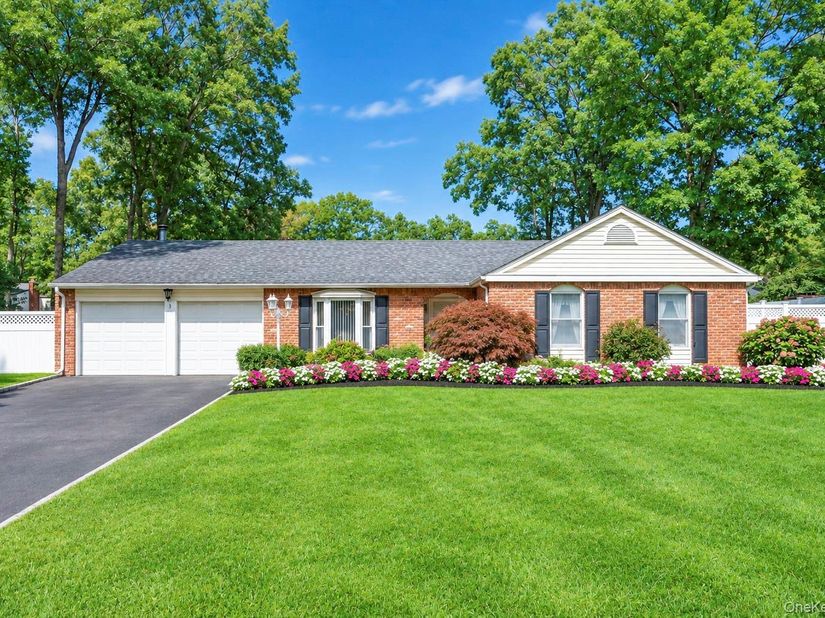 3 Barnsley Crescent, Mount Sinai NY 11766