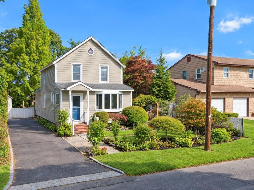 16 Grove Street, Lindenhurst NY 11757