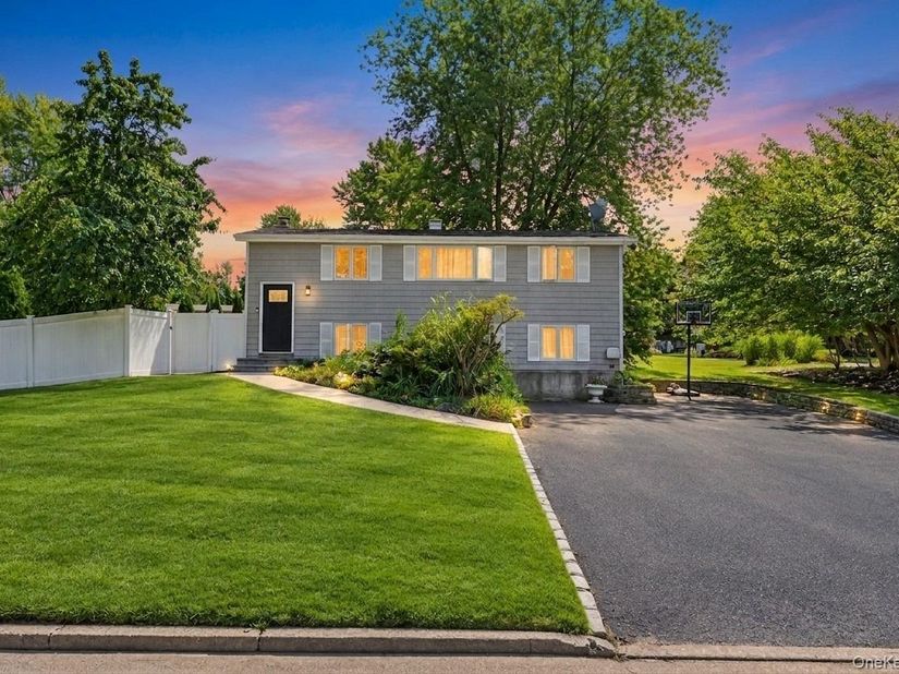 19 Badger Lane, East Setauket NY 11733