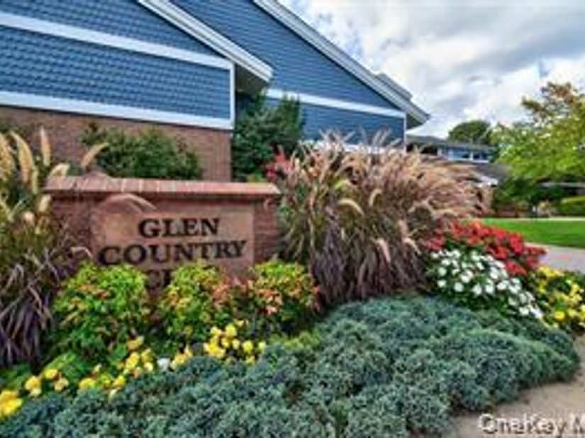 9 Oakdale Court, Ridge NY 11961