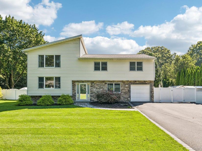 129 Jefferson Avenue, Saint James NY 11780
