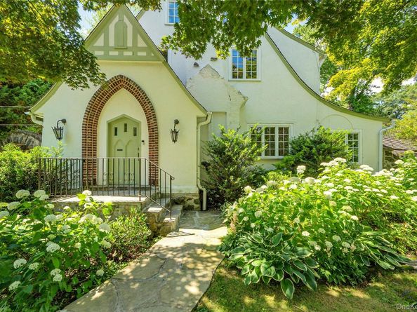 42 Knollwood Drive, Larchmont NY 10538