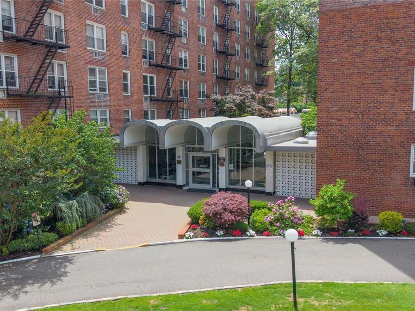 54-40 Little Neck Parkway 4F, Little Neck NY 11362